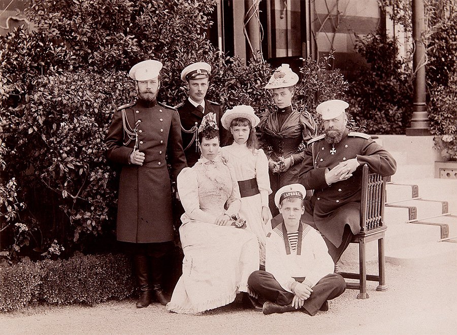 Семейное фото Александра III и императрицы Марии Федоровны в Ливадии. 1893. Фото: Государственный исторический музей