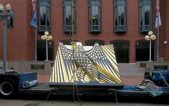 Изначально произведение Льюиса Айзлина было частью фасада Музея Уитни в Нью-Йорке