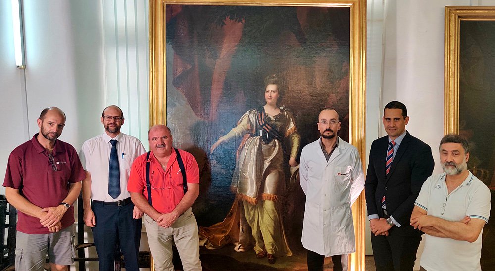 Реставраторы Heritage Malta и представитель Corinthia (второй справа) перед портретом Екатерины Великой кисти Дмитрия Левицкого. Фото: Corinthia