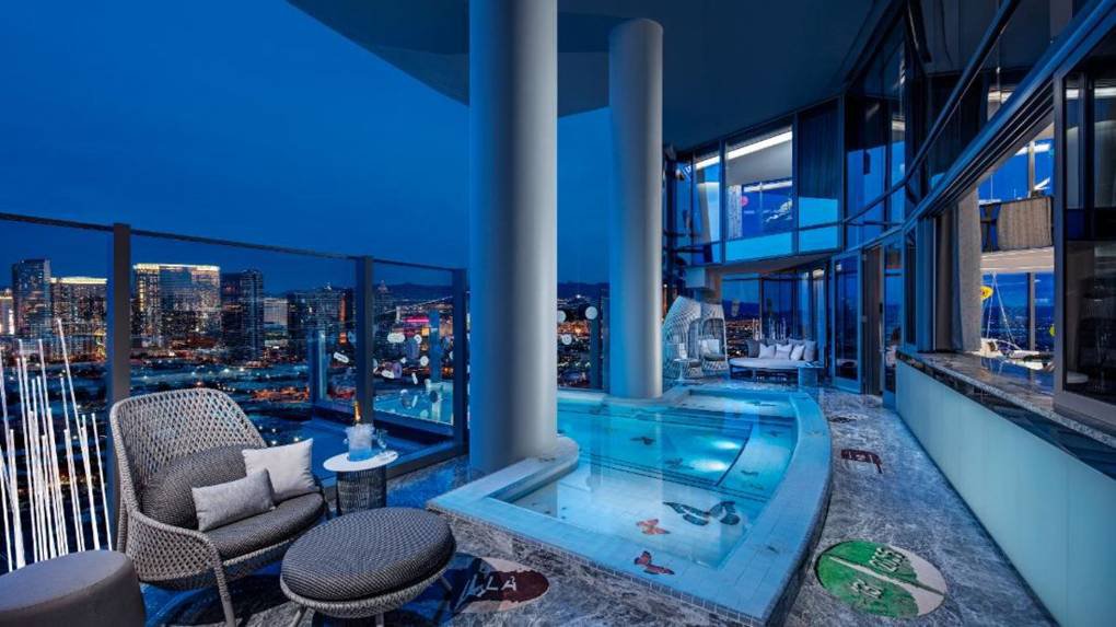 Терраса номера «Эмпатия» по проекту Дэмиена Херста. Фото: Palms Casino Resort, Las Vega