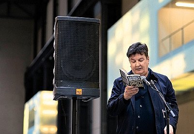 Искусство протеста: Марк Уоллингер читает в Тейт Модерн отрывок из романа 1984 Джорджа Оруэлла