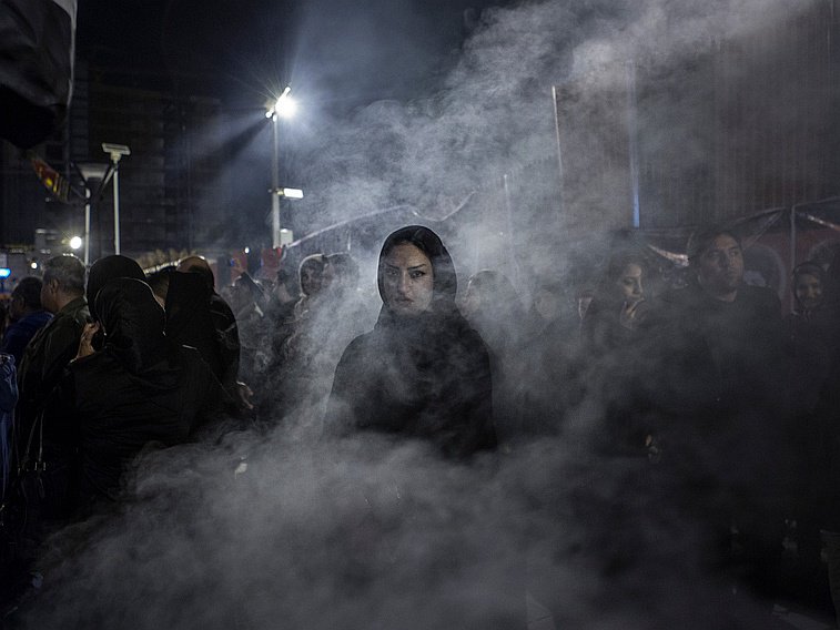 Невша Таваколян. «Иранская женщина проходит через дым от горящей гармалы». Иран, 2015. Фото: Magnum Photo