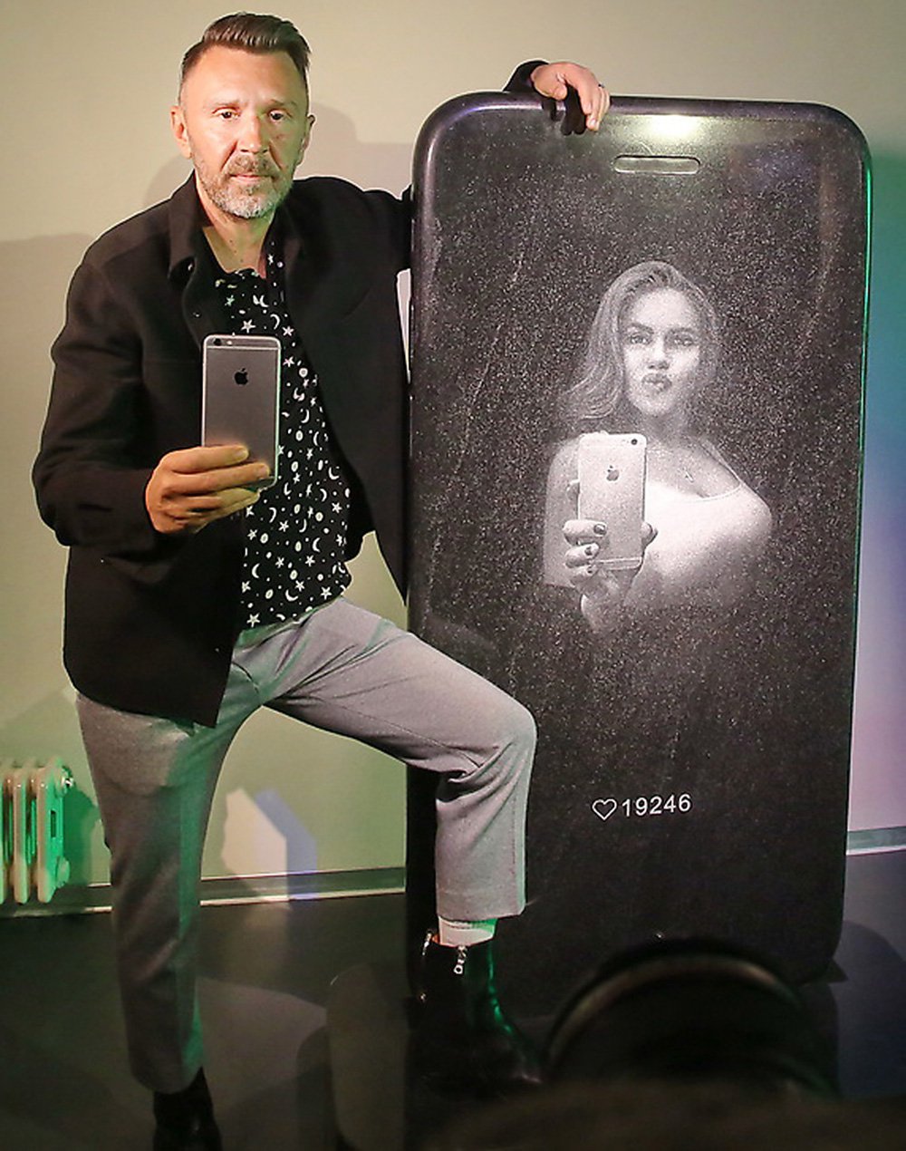 Сергей Шнуров рядом со своим арт-объектом «Айфон» / ММОМА