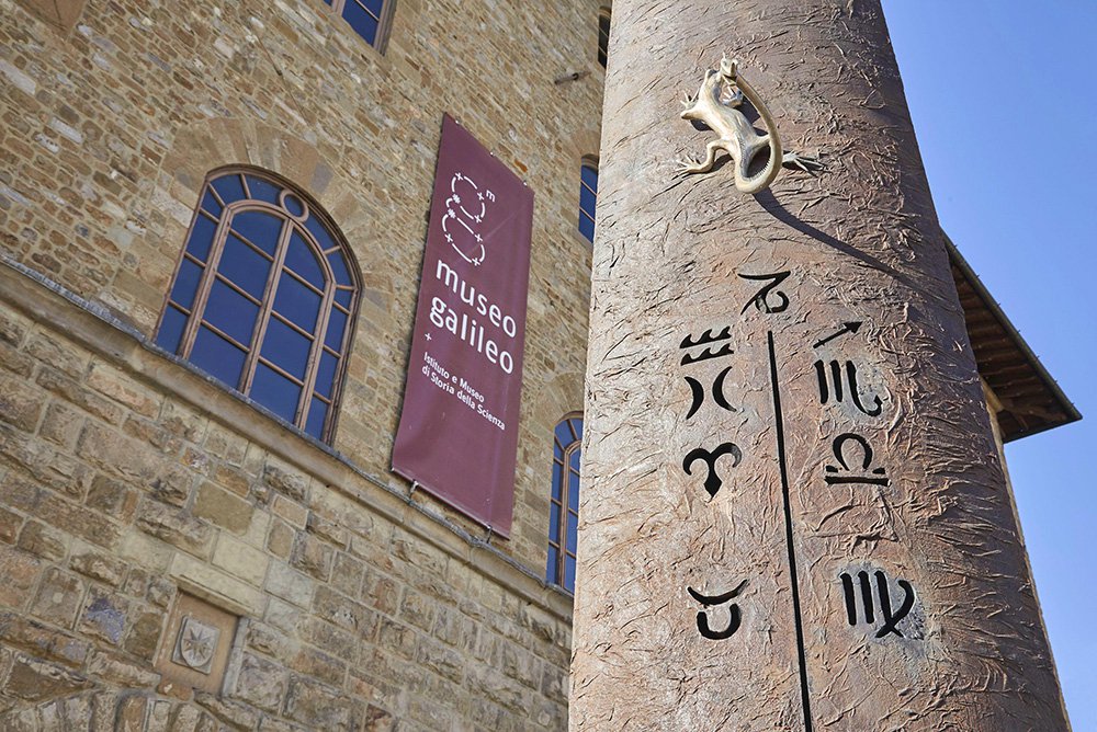 Дневная стела солнечных часов в Музее Галилея