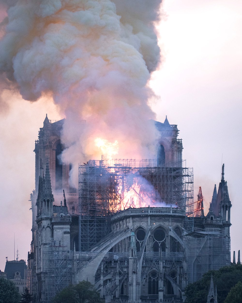 Пожар в соборе Парижской Богоматери 15 апреля 2019 г. Фото: Nivenn Lano