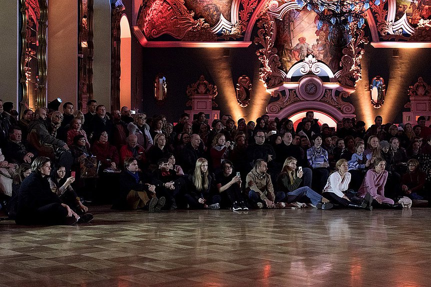Киевский вокзал. Зрители спектакля «Черное пальто». Фото: «Ночь искусств»