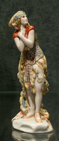 Иванов Д.И. «Т. Карсавина в роли Жар-птицы» из собрания фарфора 20-х гг. ВМДПНИ