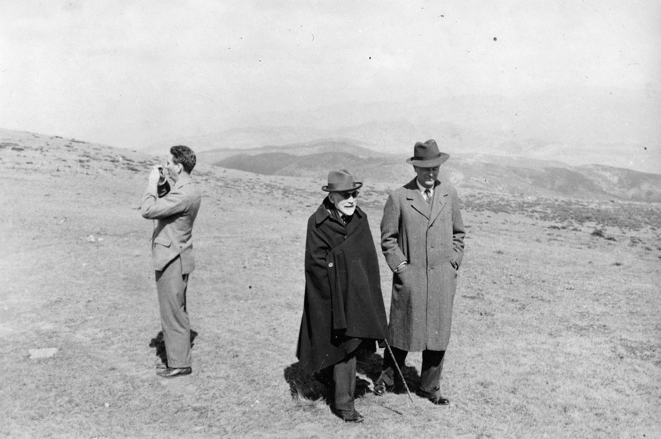 Бернард Беренсон и Кеннет Кларк дружили на протяжении многих лет, но это единственная известная фотография, где они запечатлены вместе. Прогулка по тосканским холмам, окружающим виллу Беренсона «И Татти». Март 1950 г.