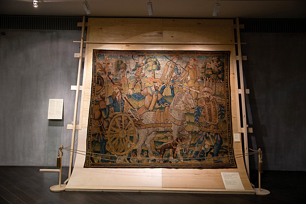 На выставке «Тканое великолепие. Шпалеры XVI–XVII веков» в фонде IN ARTIBUS. Фото: In Artibus Foundatio