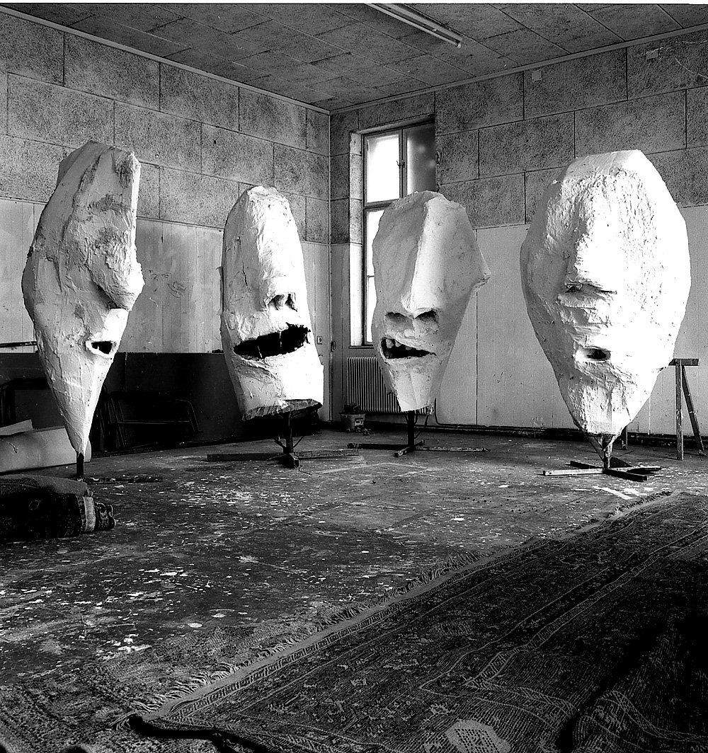 «Головы лемуров» в мастерской Франца Веста в Вене. 1992. Коллекция Франсуа Пино. Фото: Harald Schönfellinger