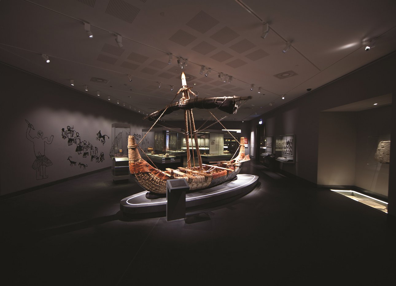 Современная копия камышовой лодки, на которой перевозили товары оманские купцы 2 тыс. лет назад