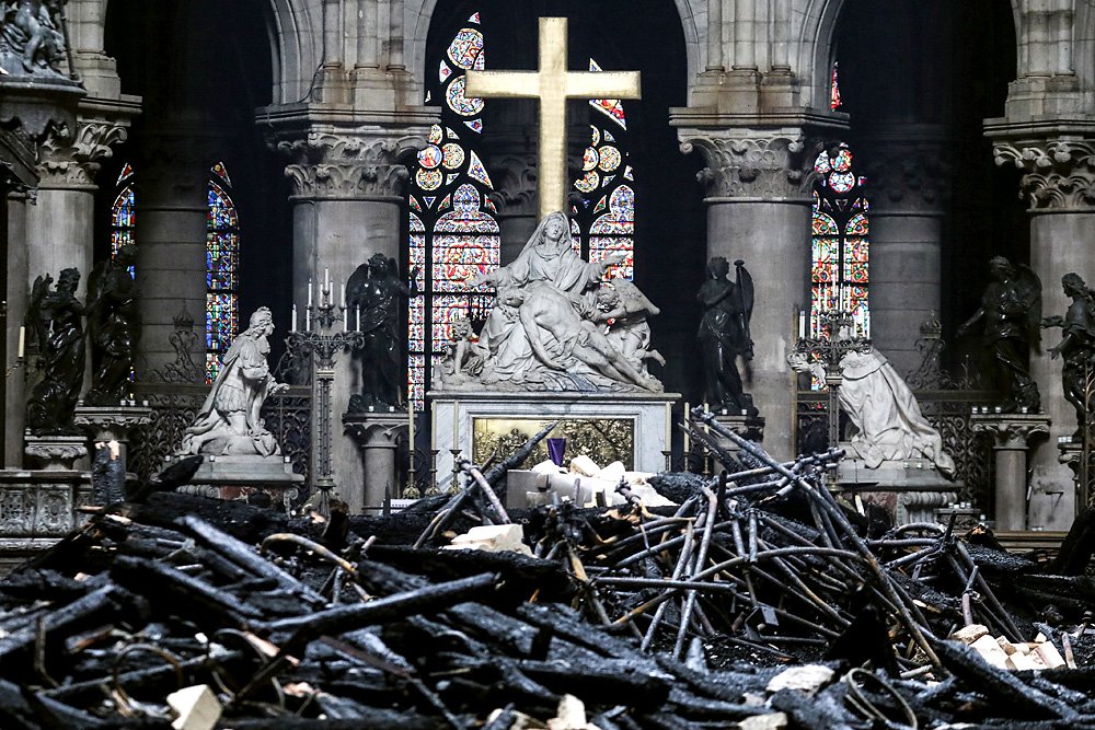 Алтарь собора Парижской Богоматери после пожара 15–16 апреля 2019 г. Фото: LUDOVIC MARIN / AFP/Eastnew