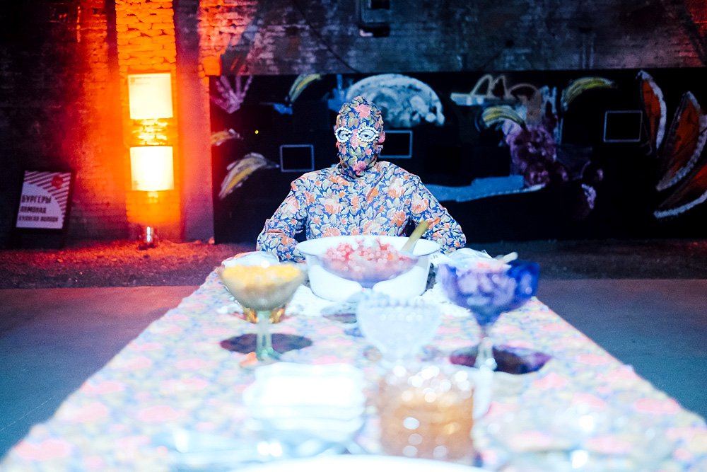 Перформанс Алины Кугушевой «Скатерть самобранка» во время Art Weekend 2019. Фото: ГМИИ им. А.С.Пушкина