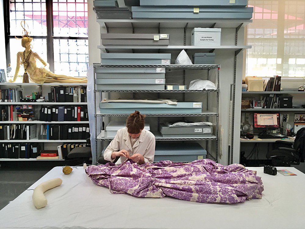 Рабочий процесс в реставрационной лаборатории Центра костюма Анны Винтур. Фото: The Metropolitan Museum of Art