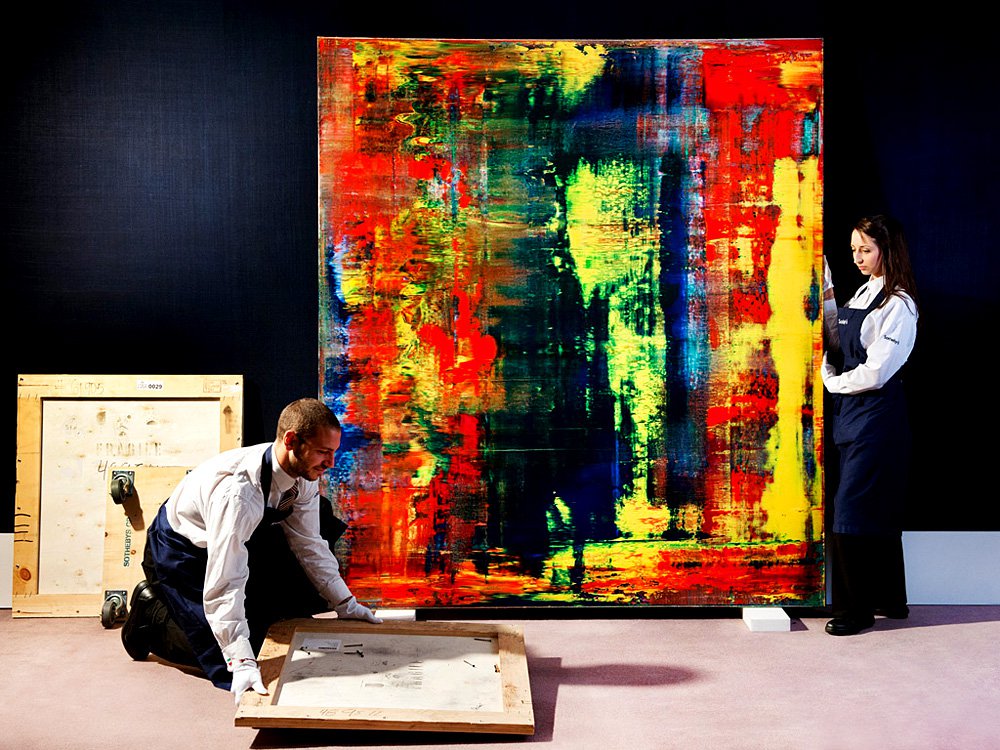 «Абстрактная картина» Герхарда Рихтера во время подготовки к аукциону Sotheby’s. Фото: Linda Nylind