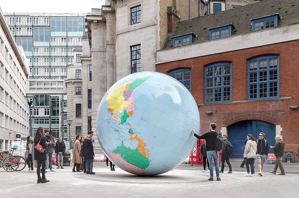 Работа британского художника и скульптора Марка Уоллингера «Мир, перевернутый с ног на голову», установленная перед Лондонской школой экономики в марте 2019 г., оказалась провидческой. Фото: Sotheby'