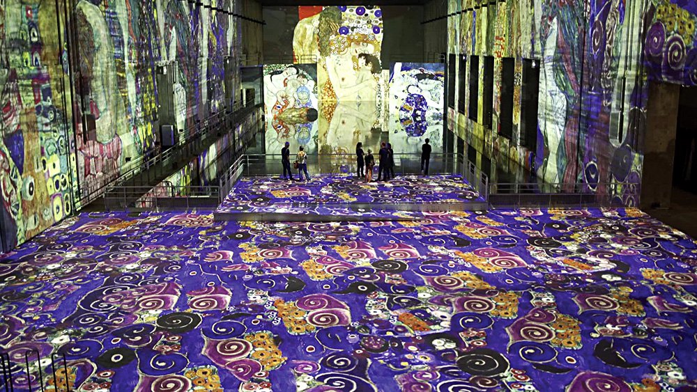 Работы Густава Климта в центре цифрового искусства «Бассейны света» (Bassins de Lumières). Фото: Culturespaces