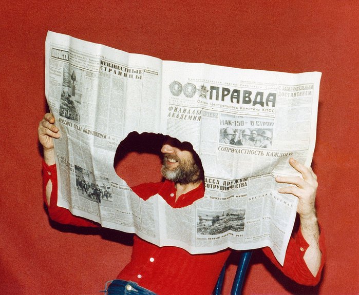Андре де Тот. Я рад, если могу читать газету. 1979. Цветная фотография. ACB Gallery / Courtesy of ACB Gallery
