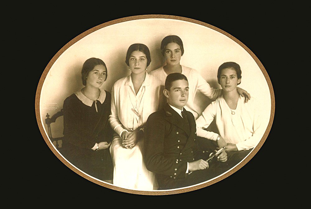 Александра, Мария, Дарья, Ольга и Алексей Олсуфьевы. Коллекция Боргезе, Рим. Фото: Архив семьи Бузири Вичи — Ятта, архив Тайата — RAM и Риккардо Микаэллеса