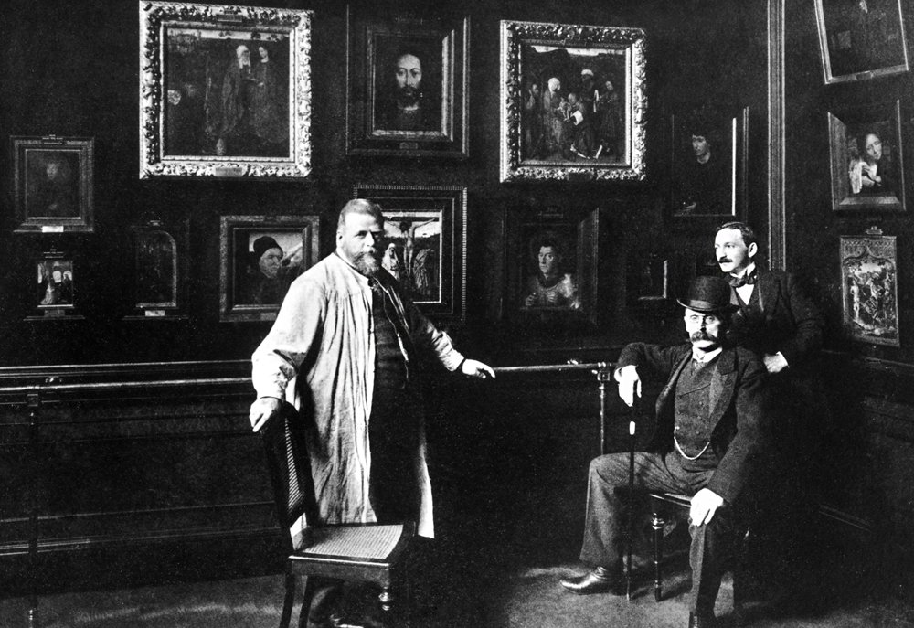 Макс Фридлендер (крайний справа), реставратор Алоиз Хаузер и Вильгельм фон Боде (на фото сидит) (1845–1929), немецкий историк искусства, генеральный директор Берлинских музеев в 1906–1920 гг. Сourtesy of  Zentralarchiv