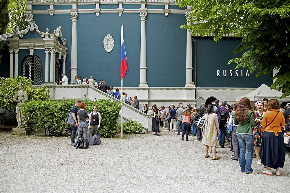 Павильон России в парке Джардини в 2015 г., когда в рамках проекта Ирины Наховой его перекрасили в зеленый цвет. Фото: Наташа Польская