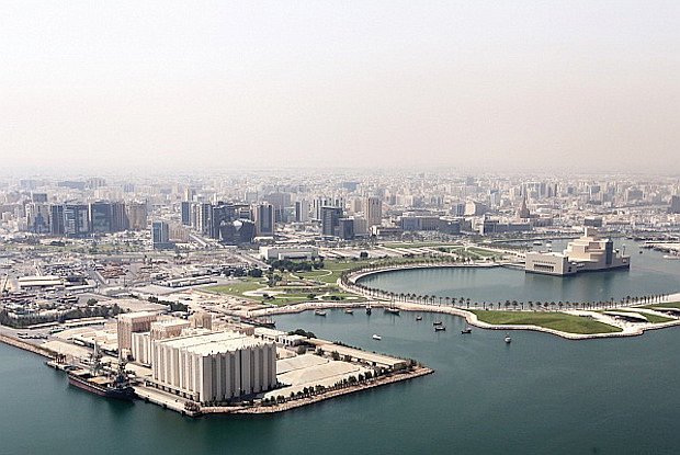 Здание мельницы и Музей исламского искусства стоят по разные стороны бухты Дохи