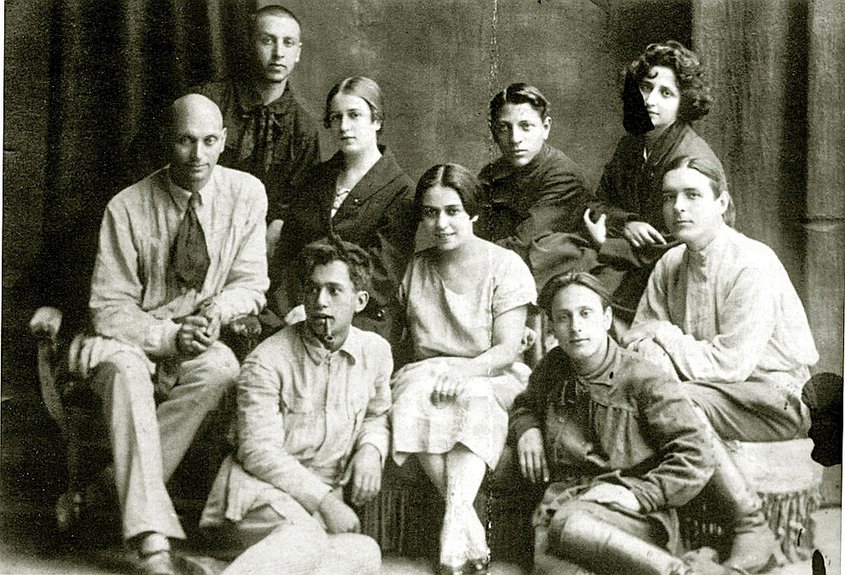 Роберт Фальк с учащимися. 1921. Фото: Музей истории Витебского народного художественного училища