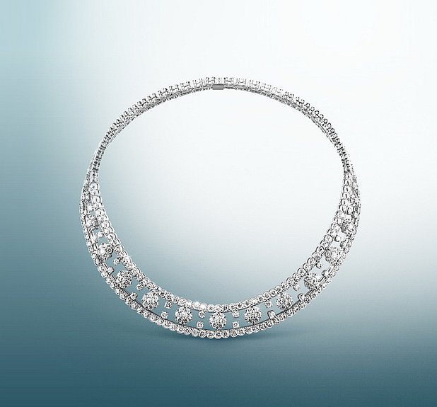 Колье Snowflake из коллекции Winter Diamond от Van Cleef & Arpels. Фото: Van Cleef & Arpel