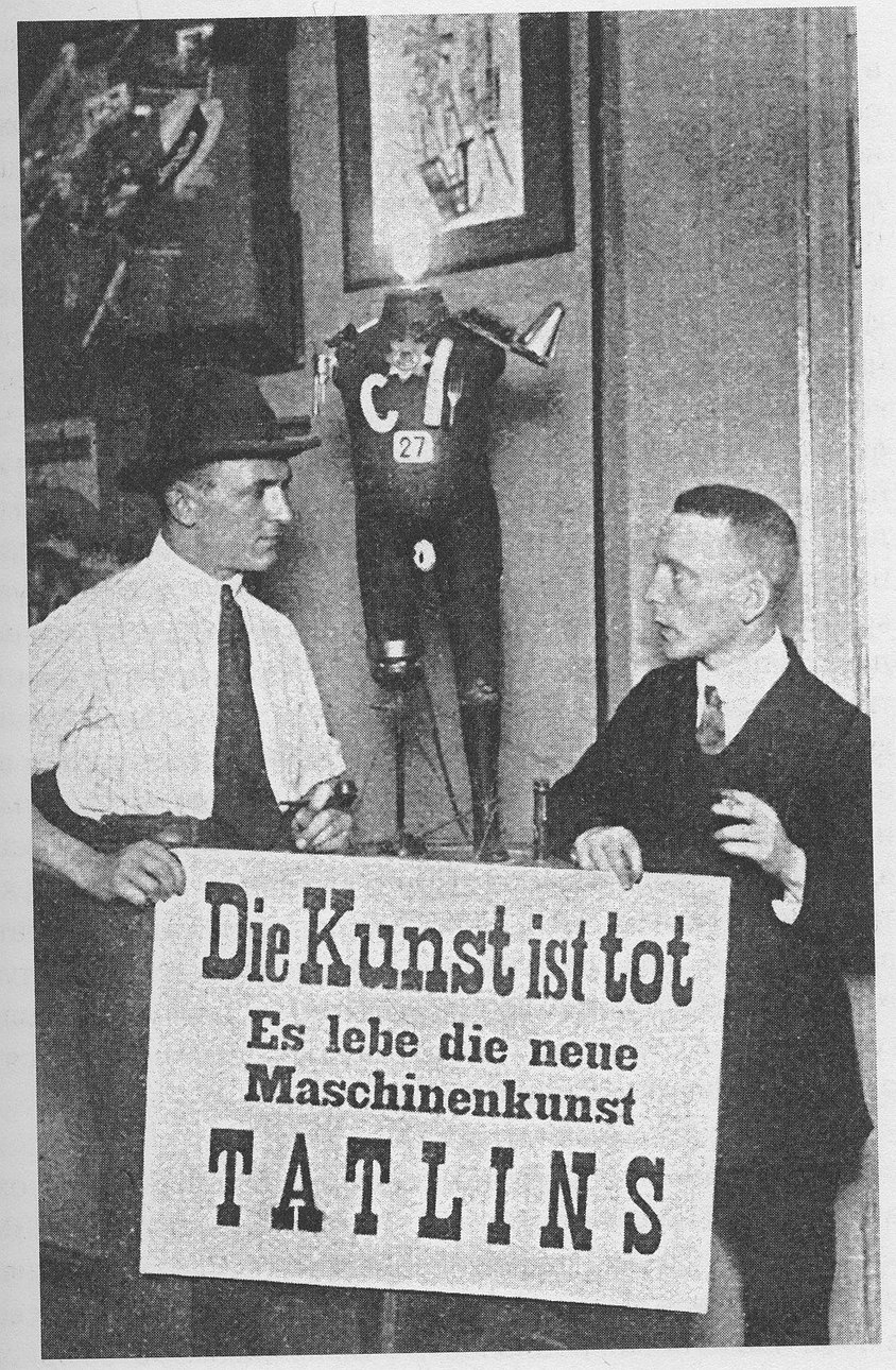 Георг Гросс и Джон Хартфилд на дада-ярмарке держат плакат «Искусство умерло. Да здравствует новое машинное искусство Татлина». Берлин, 1920 г.