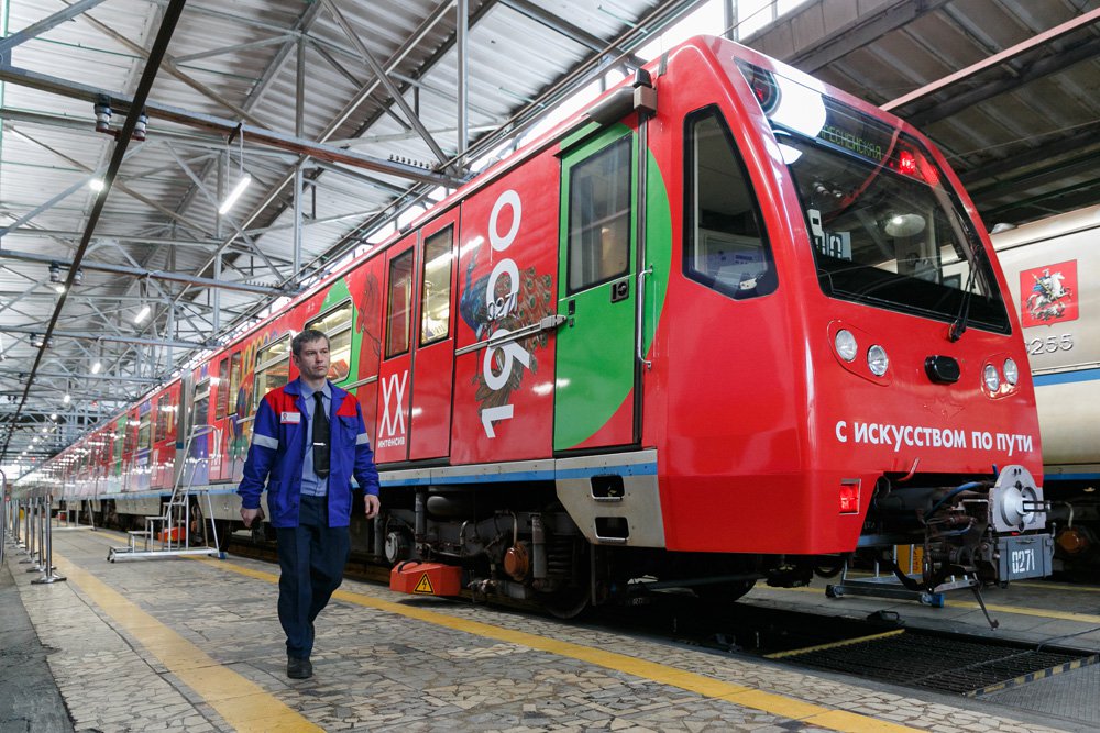 Посвященный искусству ХХ века поезд ходит по Кольцевой линии Московского метро
