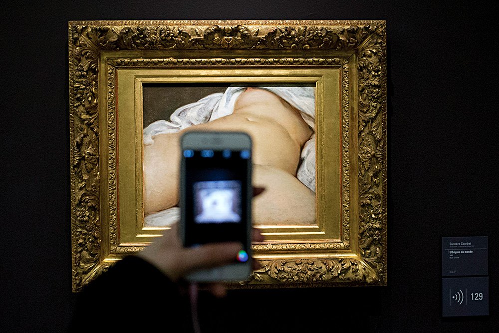 Посетитель делает снимок «Сотворения мира» Густава Курбе в Музее Орсе. Фото: Francois Mori/AP/File/TASS
