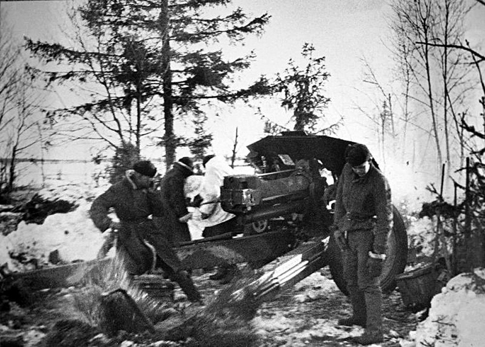 Всеволод Тарасевич. «Прямой наводкой из 122-мм пушки. Волховский фронт. 1942 г.». Фото: Мультимедиа Арт Музей, Москва