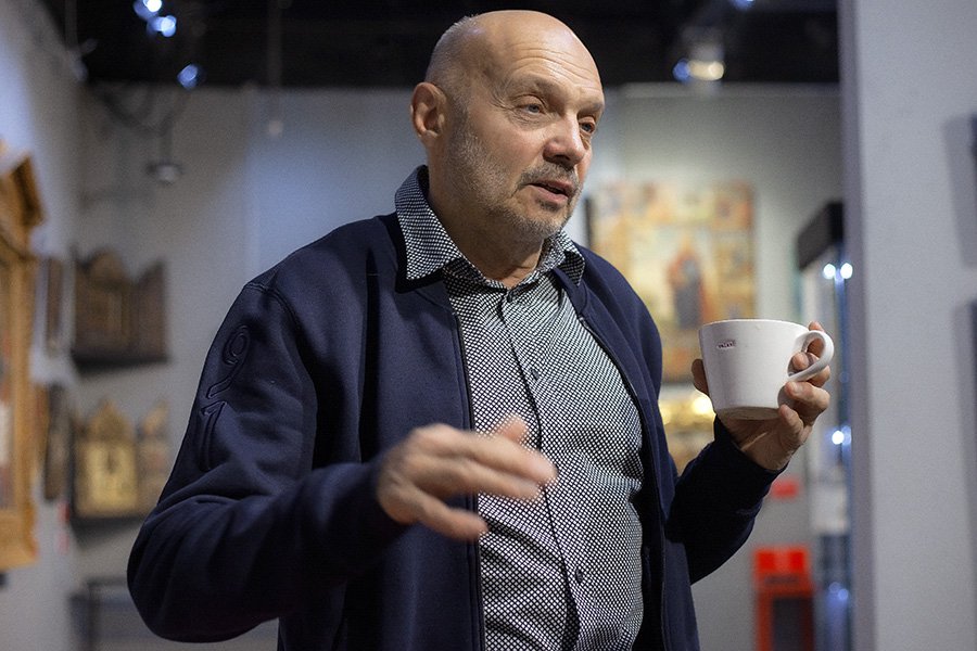 Александр Липницкий на фоне своей коллекции в экспозиции «Пять столетий русской иконы XVI–XX веков» в галерее JART. Фото: Лена Авдеева
