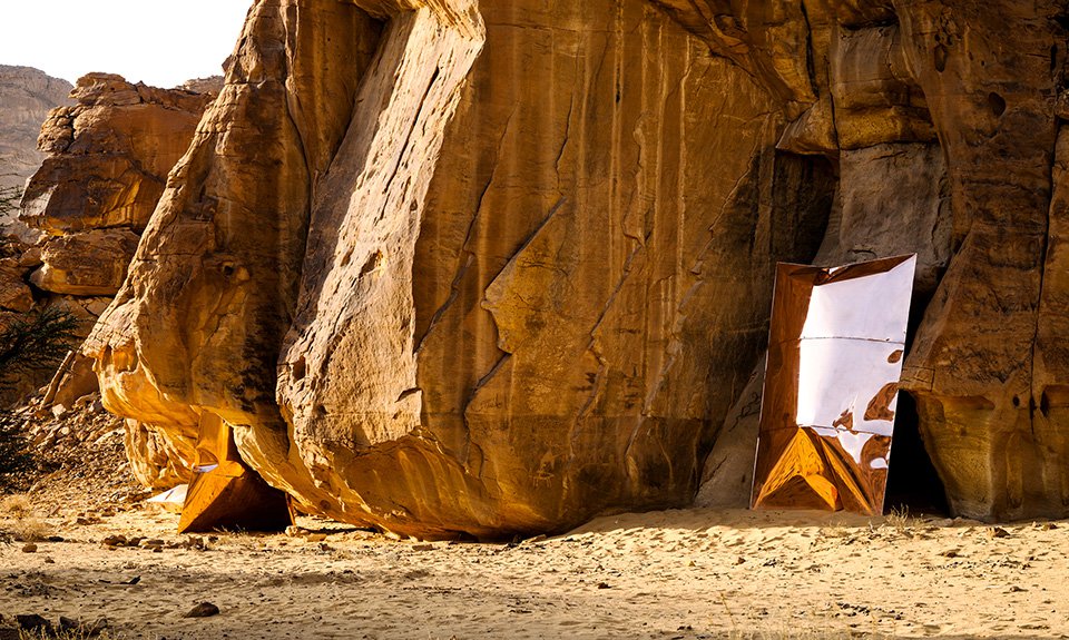 Надутые скульптуры из стали художницы Шаики аль-Мазроу оказываются втиснуты в пустоты между поверхностями скал. Олицетворяя собой внутреннюю инерцию неподвижных ущелий, зеркальные объекты заставляют задуматься о том, что пустота тоже имеет форму. Фото: Desert Х