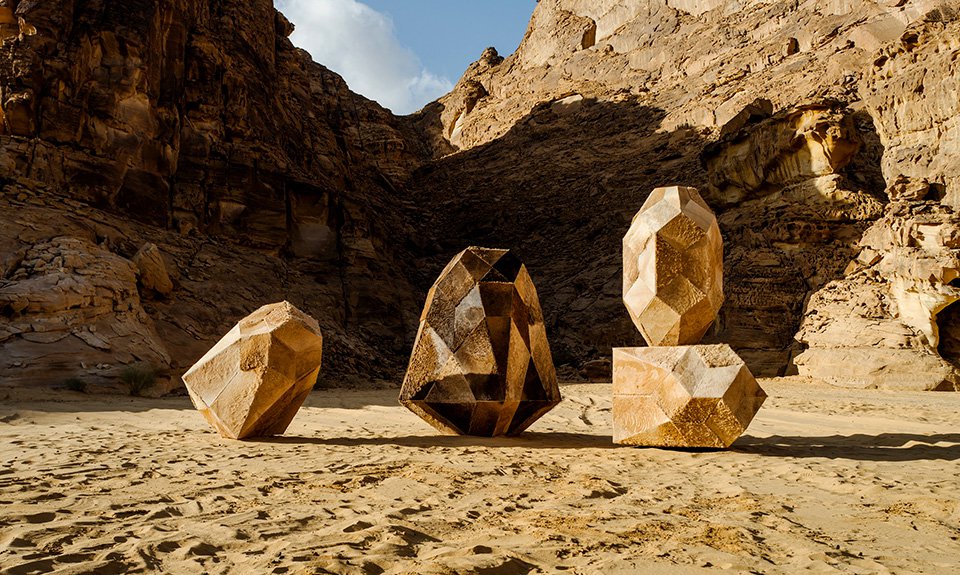 Для покрытия своих скульптур художница Зейнаб аль-Хашеми использует выброшенную верблюжью кожу, которая служит как камуфляж. Натягивая ее на искусственные геометрические формы, она делает их похожими на окружающие скалы. Фото: Desert Х