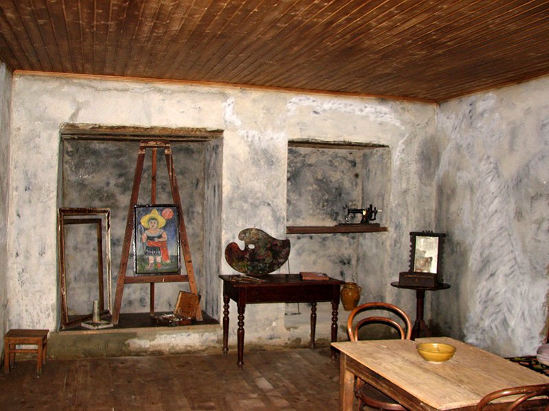 Интерьер комнаты в Государственном музее Нико Пиросманишвили в селе Мирзаани