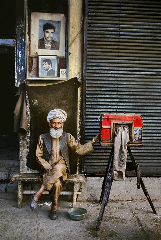 Стив Маккарри. «Фотограф-портретист. Кабул, Афганистан». 1992. Фото: MMOMA