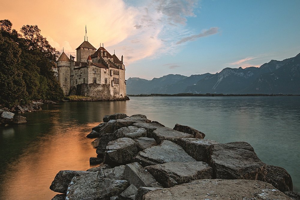 Шильонский замок на Женевском озере в Монтрё