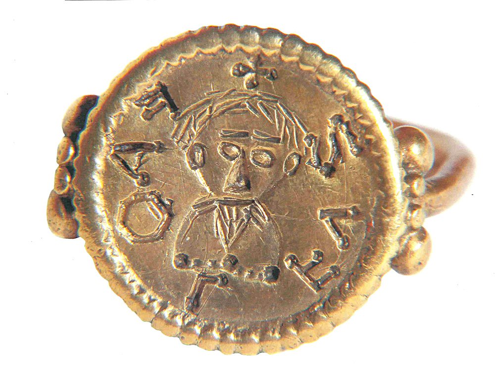 Перстень-печатка. VII в. Золото. Диаметр диска 1,9 см. Фото: Флоренция, Национальный музей Барджелло