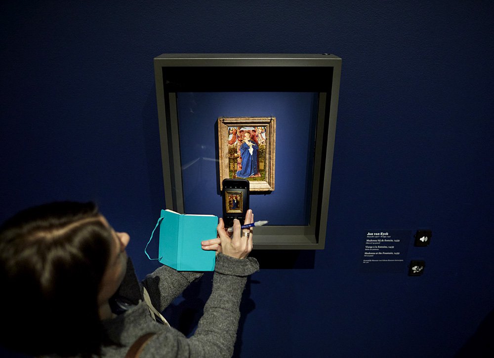 «Мадонна с младенцем у фонтана». 1440. Выставка «Ван Эйк. Оптическая революция» в Музее изящных искусств Гента. Фото: MSK Ghent/David Levene