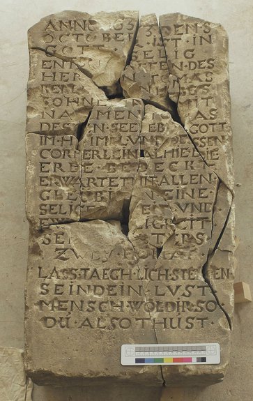 Надгробная плита Томасса Келлермана, состояние до реставрации. Фото: Мосгорнаследие