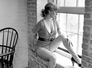 Жизнь Синди Шерман по кадрам собрала Национальная портретная галерея