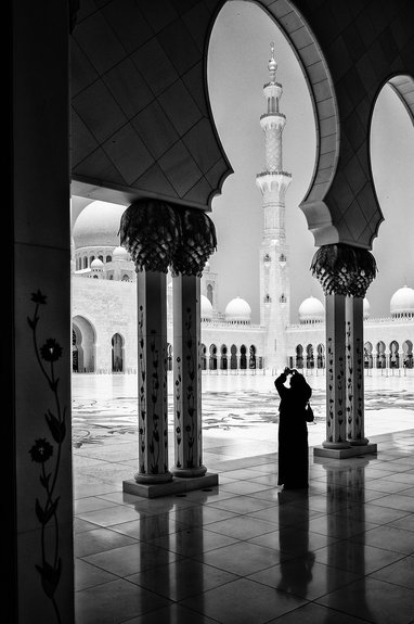 Ян Белински. Женщина, фотографирующая в мечети шейха Зайда. Абу-Даби. Объединенные Арабские Эмираты. 2012.