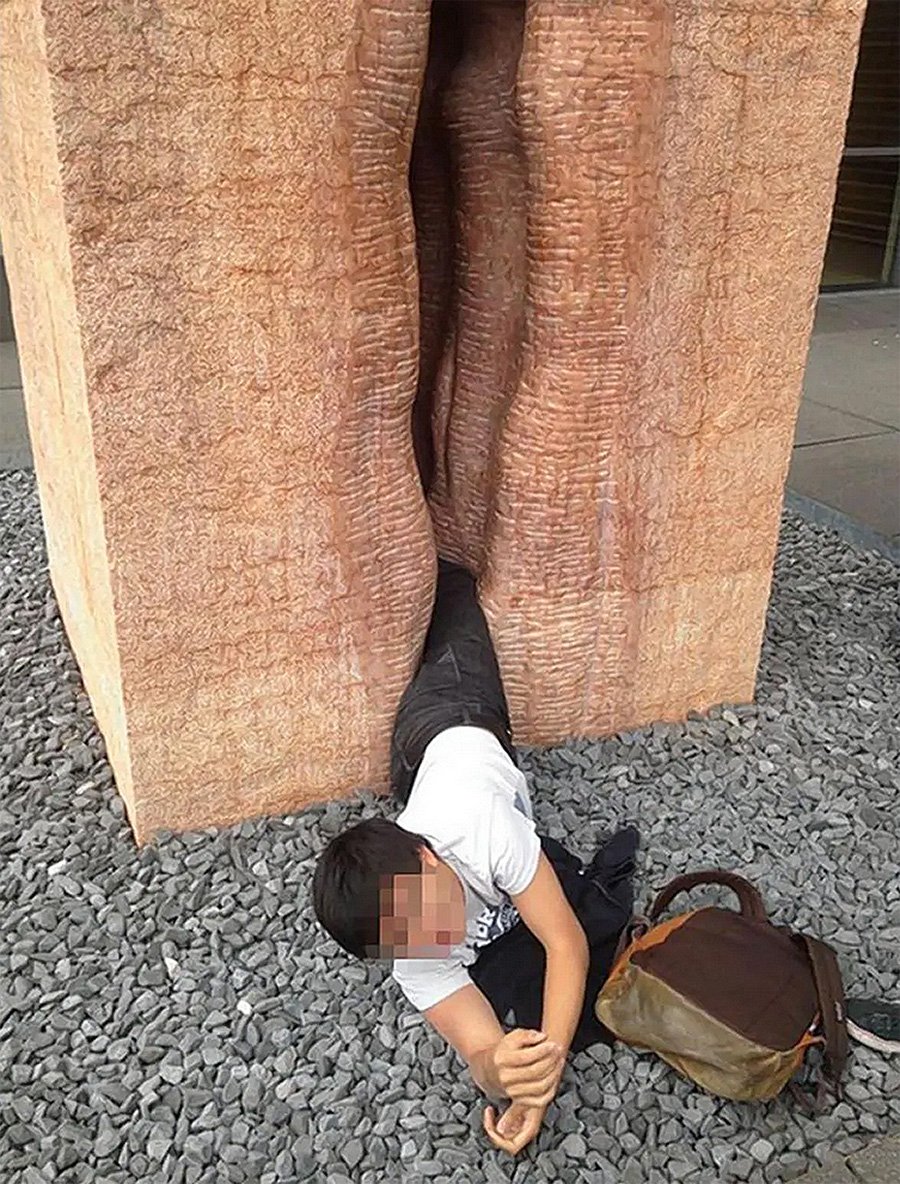 Американский студент, застрявший в скульптуре Фернандо де ла Хара. Фото: Erik Guzman / Imgur