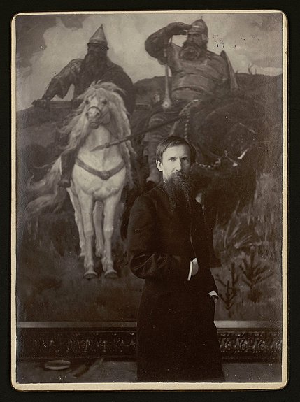 Виктор Васнецов на фоне своего полотна «Богатыри». 1898 г. Первый эскиз картины маслом хранится в Доме-музее Василия Поленова. Фото: Государственная Третьяковская галерея