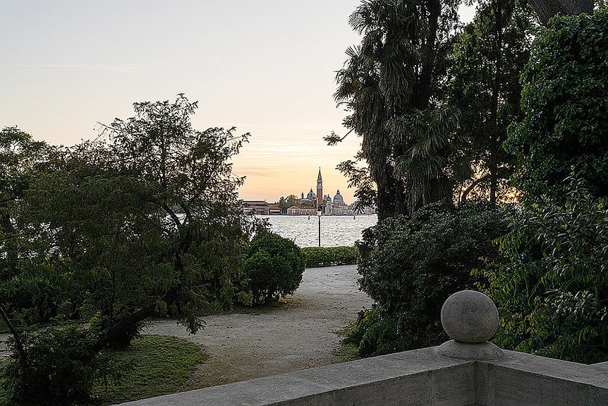 Вид с террасы павильона России в Джардини. Фото: Marco Cappelletti