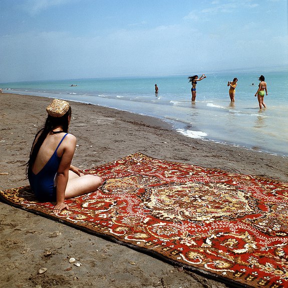 Отдыхающие на пляже Таджикского моря. 1975. Фото: Д.Симченко / Фотохроника ТАСС
