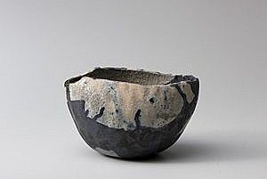 Черная чайная чаша-Раку "Синъун-ни укандэ I" ("Качаясь на дождевых тучах") в технике якинуки, Раку Китидзаэмон © Takashi Hatake