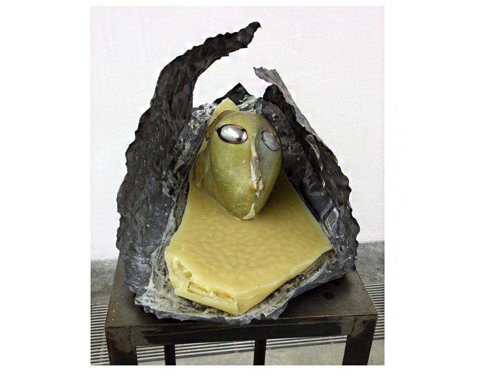 «Голова» (1984–1995), вошедшая в ретроспективу Марисы Мерц в Музее Хаммера, демонстрирует ее вклад в движение arte povera. COURTESY OF THE ARTIST AND FONDAZIONE MERZ