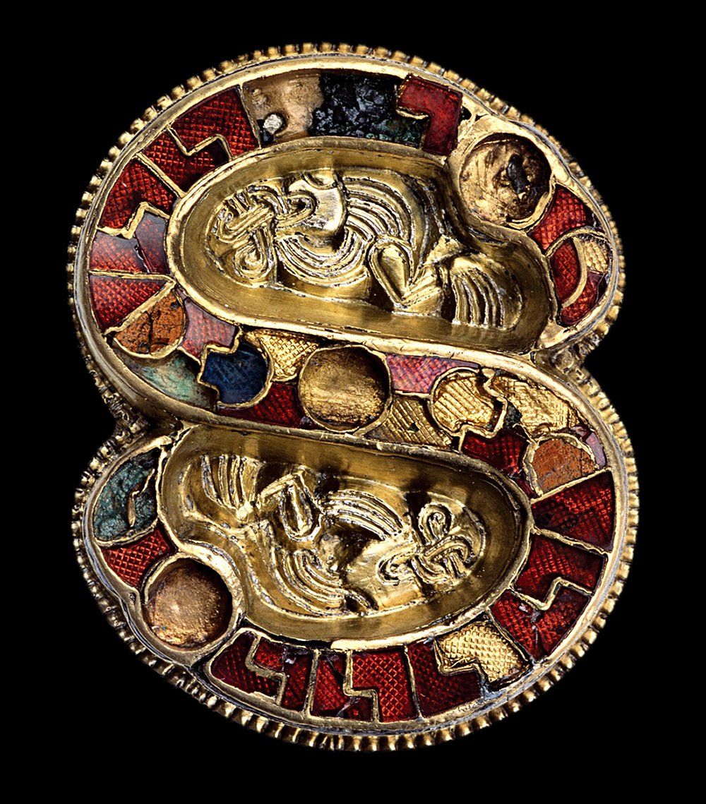 Фибула S-образной формы. Около 600 г. Золото, гранаты, стекло; перегородчатая инкрустация. Фото: Чивидале дель Фриули (Удине), Национальный археологический музей